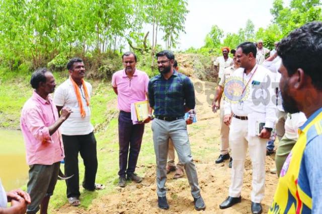 ಮುಂಡಗೋಡ ತಾಲೂಕಿಗೆ ಅನೀರೀಕ್ಷಿತ ಭೇಟಿ, ಕಾಮಗಾರಿ ಸ್ಥಳದಲ್ಲಿ ಮನರೇಗಾ ಕೂಲಿಕಾರರ ಸಮಸ್ಯೆ ಆಲಿಸಿದ ಜಿ.ಪಂ ಸಿಇಒ