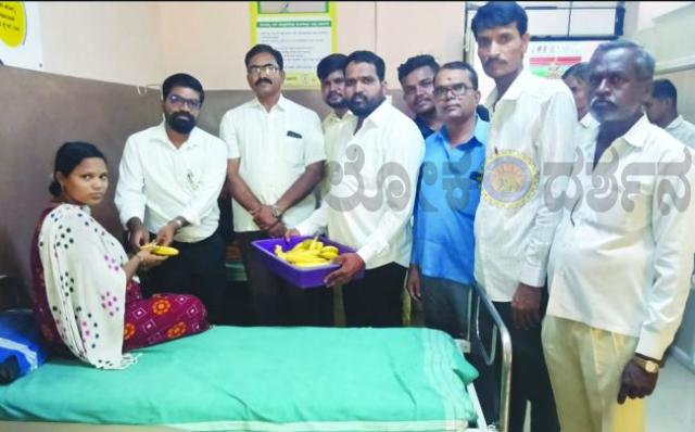 ಹುಟ್ಟುಹಬ್ಬದ ನಿಮಿತ್ತ ಸರಕಾರಿ ಆಸ್ಪತ್ರೆಯಲ್ಲಿ ರೋಗಿಗಳಿಗೆ ಹಣ್ಣು ಹಂಪಲು ವಿತರಿಸಿದ ಶಾಸಕ ರಾಜು ಕಾಗೆ 