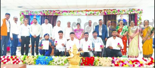 ಋಣಾತ್ಮಕ ಭಾವದಿಂದ ಹೊರಬನ್ನಿ: ರಮೇಶ ಹಾದಿಮನಿ 
