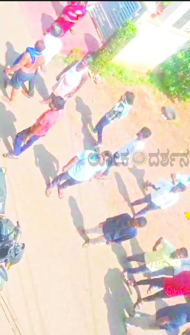 ಕ್ಷುಲ್ಲಕ ಕಾರಣಕ್ಕೆ ಬಿಜೆಪಿ ಕಾರ್ಯಕರ್ತರ ಹೊಡೆದಾಟ ಮನೆಗೆ ನುಗ್ಗಿ ಹೆಣ್ಣುಮಕ್ಕಳು, ಚಿಕ್ಕಮಕ್ಕಳ ಮೇಲೆ ಗುಂಡಾವರ್ತನೆ   
