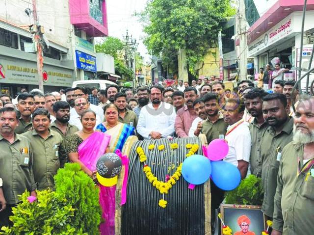 ವಿದ್ಯುತ್ ಅವಘಡಕ್ಕೆ ಬ್ರೇಕ್‌: ಕವರ್ಡ್‌ ಕೇಬಲ್ ಕಂಡಕ್ಟರ್ ಅಳವಡಿಕೆ ಕಾಮಗಾರಿಗೆ ಶಾಸಕ ಲಕ್ಷ್ಮಣ ಸವದಿ ಅಥಣಿಯಲ್ಲಿ ಚಾಲನೆ