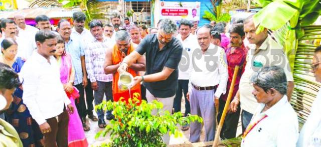  ಶ್ರೀಕ್ಷೇತ್ರ ಯಲ್ಲಮ್ಮನ ಗುಡ್ಡದ ಪರಸರದಲ್ಲಿ ಶಾಸಕ ವಿಶ್ವಾಸ್ ವೈಧ್ಯ ಸಸಿ ನೆಡುವುದರ ಮೂಲಕ ಚಾಲನೆ 
