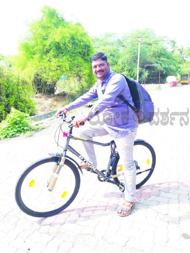 10 ಕಿಮೀ ಸೈಕಲ್ ಪ್ರಯಾಣ: ಇಂಧನ ಉಳಿವು, ಆರೋಗ್ಯ ಕಾಳಜಿಗೆ ಮಾದರಿ: ಸೈಕಲ್ ಮೇಲೆ ನ್ಯಾಯಾಲಯಕ್ಕೆ ಆಗಮೀಸುವ ಸಿಬ್ಬಂದಿ 