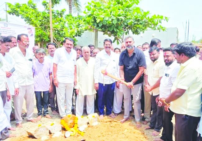 ದೇವಸ್ಥಾನದ ಜೀರ್ಣೋದ್ಧಾರ ಕಾಮಗಾರಿಗೆ ಭೂಮಿ ಪೂಜೆ ನೆರವೇರಿಸಿದ ಶಾಸಕ ವಿಶ್ವಾಸ ವೈದ್ಯ 