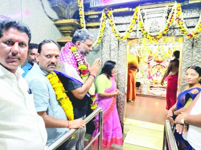 ಯಲ್ಲಮ್ಮದೇವಿ ಸನ್ನಿಧಿಗೆ ಶಾಸಕ ವಿಶ್ವಾಸ ವೈದ್ಯ ಭೇಟಿ ವಿಶೇಷ ಪೂಜೆ, ನಾಡಿನ ಜನತೆಯ ಕಲ್ಯಾಣಕ್ಕಾಗಿ ಪ್ರಾರ್ಥನೆ 