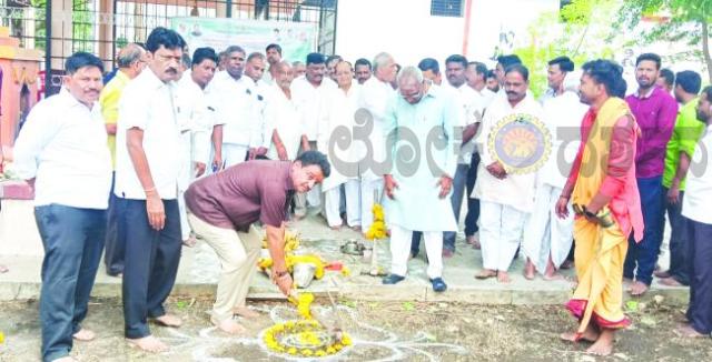   ಸಮುದಾಯ ನಿರ್ಮಾಣಕ್ಕಾಗಿ ಭೂಮಿ ಪೂಜೆ 