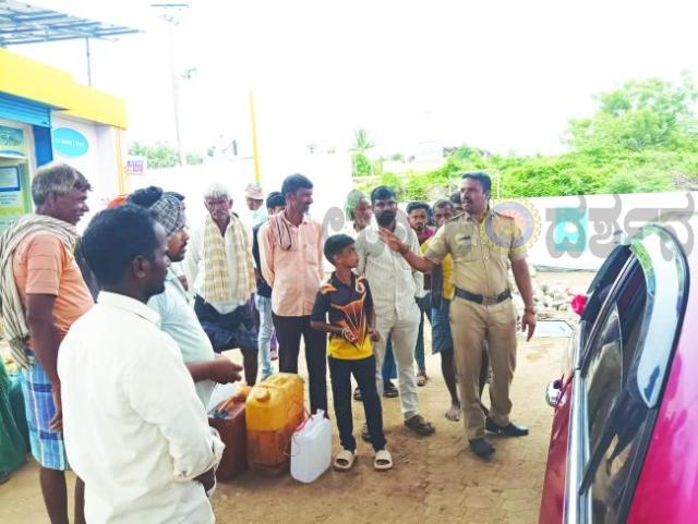 ಪೆಟ್ರೋಲ್ ಡೀಸೆಲ್ ಅಭಾವ ಮುಗಿಬಿದ್ದ ಜನತೆ ಪೊಲೀಸರ ನಿಯಂತ್ರಣ  