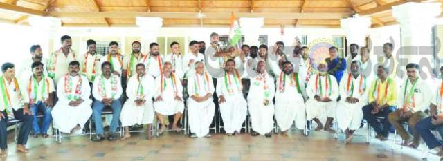 ಬಿಜೆಪಿಗೆ ಭಾರೀ ಹಿನ್ನಡೆ: ಶಾಸಕ ವಿಶ್ವಾಸ ವೈದ್ಯ ನೇತೃತ್ವದಲ್ಲಿ ಕಾಂಗ್ರೆಸ್‌ಗೆ ನೂರಾರು ಕಾರ್ಯಕರ್ತರ ಸೇರೆ​‍್ಡ  