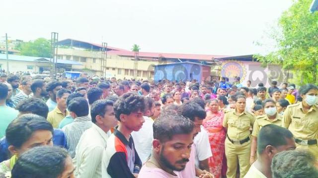 ಅಳ್ವೇಕೋಡಿ ,ತಟ್ಟೆಹಕ್ಲು ನದಿಯಲ್ಲಿ ಭಾರಿ ದುರಂತ; ಚಿಪ್ಪು ಹೆಕ್ಕಲು ಹೋಗಿದ್ದ 9 ಜಲಸಮಾಧಿ ಮೃತರಲ್ಲಿ 8 ಜನ ಒಂದೇ ಕುಟುಂಬದವರು ಒಬ್ಬ ಮಾತ್ರ ಪುರುಷ 9 ಜನ ಮಹಿಳೆಯರ ಶವ ಪತ್ತೆ. *ಇನ್ನಿಬ್ಬರಿಗಾಗಿ ಹುಡುಕಾಟ