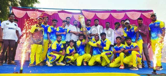 ಕಿಂಗ್ಸ್‌ ಆಫ್ ಕಂಪ್ಲಿ ತಂಡಕ್ಕೆ ಕಂಪ್ಲಿ ಪ್ರೀಮಿಯರ್ ಲೀಗ್ ಕೀರೀಟ 