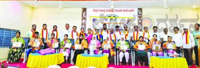 ಕನ್ನಡ ವಿಷಯದಲ್ಲಿ 100 ಅಂಕ ಗಳಿಸಿದ ವಿದ್ಯಾರ್ಥಿಗಳಿಗೆ ಸನ್ಮಾನ  