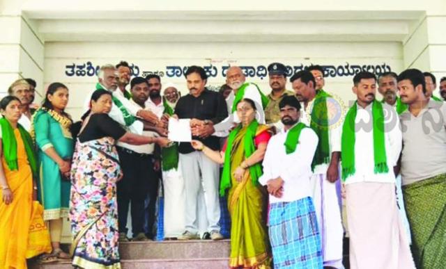 ಇಂಧನ,ರಸ ಗೊಬ್ಬರ ಬೆಲೆ ಏರಿಕೆ ವಿರೋಧಿಸಿ ಪ್ರತಿಭಟನೆ