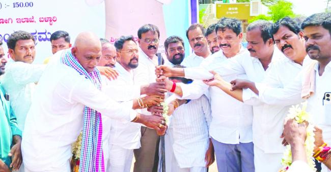 ಶಾಸಕ ನಾಗೇಂದ್ರ ಅನುದಾನದಲ್ಲಿ 720 ಲಕ್ಷ ರೂ. ರಸ್ತೆ ಕಾಮಗಾರಿಗಳಿಗೆ ಬಿ.ವೆಂಕಟೇಶ್ ಪ್ರಸಾದ್ ಭೂಮಿ ಪೂಜೆ