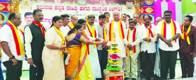 ಪ್ರತಿಯೊಬ್ಬ ಕನ್ನಡಿಗ ಕನ್ನಡ ಭಾಷೆಯನ್ನು ಮಾತನಾಡಿ ಉಳಿಸಿ ಬೆಳೆಸಬೇಕು; ಕನ್ನಡ ಶಾಲೆಗಳು ಕಡ್ಡಾಯವಾಗಿ ಉಳಿಯಬೇಕು- ಜಿ.ಎಂ ಓಂಕಾರಣ್ಣನವರ  