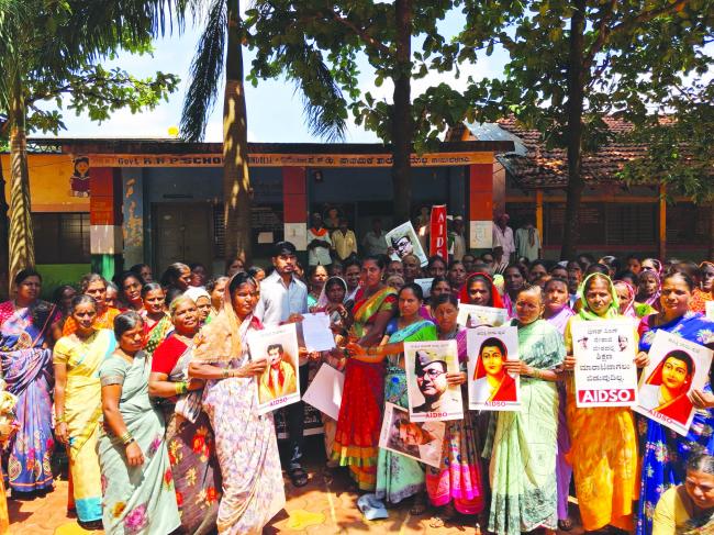 ಶಿಂದೊಳ್ಳಿ ಸರ್ಕಾರಿ ಶಾಲೆ ಮುಚ್ಚುವುದನ್ನು ವಿರೋಧಿಸಿ ಗ್ರಾಮಸ್ಥರ ಪ್ರತಿಭಟನೆ! 