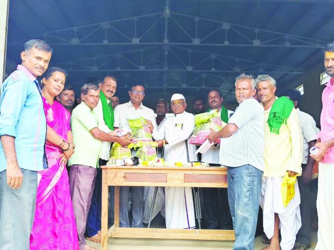  ಕೃಷಿ ಇಲಾಖೆಯಿಂದ ರೈತರಿಗೆ ಬೀಜ, ಗೊಬ್ಬರ ವಿತರಣೆ  