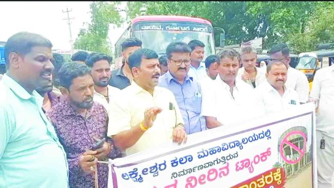 ಜಲಗಾರ ನಿರ್ಮಾಣ ವಿರೋಧಿಸಿ ರಸ್ತೆ ತಡೆದು ಪ್ರತಿಭಟನೆ 