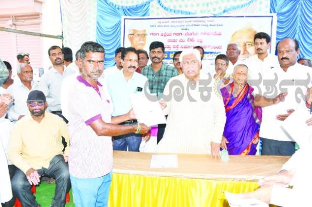 ಬೆಟಗೇರಿಯಲ್ಲಿ 1 ಕೋಟಿ ರಸ್ತೆ ಅಭಿವೃದ್ಧಿ ಕಾಮಗಾರಿಗೆ ಸಚಿವ ಎಚ್‌.ಕೆ. ಪಾಟೀಲ ಚಾಲನೆನೂತನ ಅಂಗನವಾಡಿ ಉದ್ಘಾಟನೆ