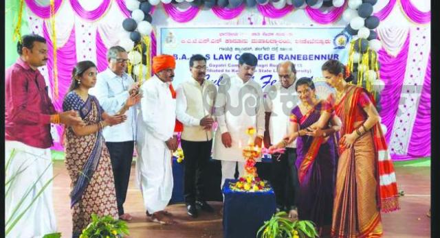ಕಾನೂನು ಕಾಲೇಜು ಅಂಗಳದಲ್ಲಿ ವಿಜೃಂಭಿಸಿದ ಸಾಂಸ್ಕೃತಿಕ ಹಬ್ಬ :ಭಾರತೀಯ ಸಂಸ್ಕೃತಿಗೆ ಭವ್ಯ  ಇತಿಹಾಸ ಪರಂಪರೆ ಇದೆ - ಉಪಸಭಾಪತಿ ರುದ್ರ​‍್ಪ ಲಮಾಣಿ