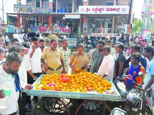 ಕೊಳೆತ ಹಾಗೂ ಹುಳುಗಳು ಇರುವ ಮಾವಿನ ಹಣ್ಣುಗಳನ್ನು ಮಾರುಕಟ್ಟೆಗೆ ತಂದು ಮಾರುವಾಗ ಪೊಲೀಸರ ಕೈಯಲ್ಲಿ ಸಿಗಿಬಿದ್ದ ವ್ಯಾಪಾರಿ