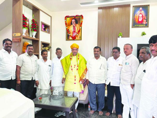 ಶಾಸಕ ರಾಜುಗೌಡಗೆ ಮುಖಂಡ ಪ್ರಭುಗೌಡರಿಂದ ಸನ್ಮಾನ  