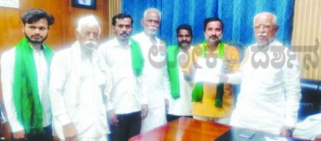 ಹೊಲಗಳಿಗೆ ಹೋಗಲು ಅಂಡರ ಪಾಸ ದಾರಿ ಮಾಡುವಂತೆ ಆಗ್ರಹ 