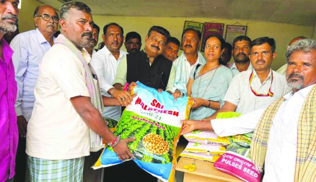 ತಾಲೂಕಿನಲ್ಲಿ ಬಿತ್ತನೆ ಬೀಜದ ಕೊರತೆ ಇಲ್ಲ: ಶಾಸಕ ಪ್ರಕಾಶ್ ಕೋಳಿವಾಡ  