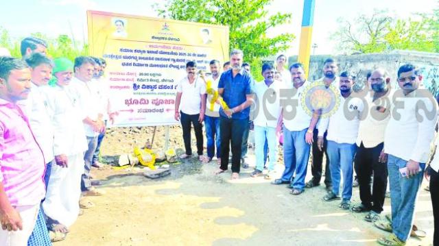 60ಲಕ್ಷ ವೆಚ್ಚದ ಡಾ.ಬಿ.ಆರ್ ಅಂಬೇಡ್ಕರ್ ಭವನಗಳ ಕಾಮಗಾರಿಗಳಿಗೆ ಭೂಮಿಪೂಜೆ 