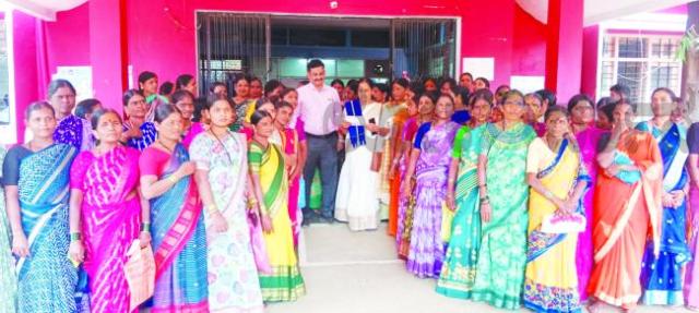 ವಸತಿ ಮತ್ತು ನಿವೇಶನಕ್ಕೆ ದಲಿತ ಮುಖಂಡರ ಆಗ್ರಹ: ನೂರಾರು ಮಹಿಳೆಯರ ಲಗ್ಗೆ, ಸೌಲಭ್ಯಕ್ಕೆ  ಒತ್ತಾಯ  
