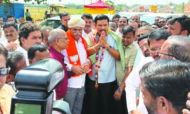 ಬಿ.ಜೆ.ಪಿ ಸೇರೆ​‍್ಡಯಾದ  ಶ್ರೀ ಎ ವಿ ಕಣವಿ   