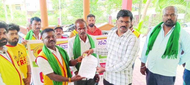 ರೈತರ ವಿವಿಧ ಸಮಸ್ಯೆಗಳ ಇತ್ಯರ್ಥಕ್ಕೆ ಆಗ್ರಹಿಸಿ ತಹಶೀಲ್ದಾರರಿಗೆ ಮನವಿ  