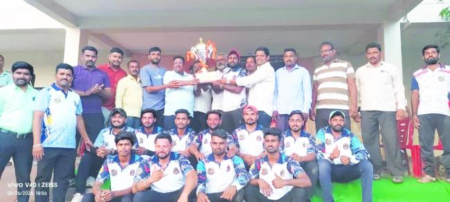 ಯುಕೆ ವಾರಿಯರ್ಸ್‌ ತಂಡಕ್ಕೆ ಕೆಸರಗೊಪ್ಪ ಪ್ರೀಮಿಯರ್ ಲೀಗ್ ಟ್ರೋಫಿ 