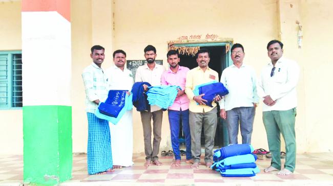 ಐದು ಕ್ಲಸ್ಟರ್ ಶಾಲೆಗಳ ವಿದ್ಯಾರ್ಥಿಗಳಿಗೆ ಸಮವಸ್ತ್ರ ವಿತರಣೆ 