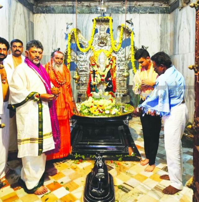 ಲಕ್ಷ್ಮೇಶ್ವರ ಮುಕ್ತಿಮಂದಿರದಲ್ಲಿ ಡಿಕೆಶಿಗೆ ವೀರಗಂಗಾಧರ ಸ್ವಾಮಿಗಳ ಆಶೀರ್ವಾದ, ಮುಖ್ಯಮಂತ್ರಿ ಸ್ಥಾನಕ್ಕೆ ಏರಿಕೆ 