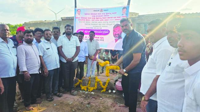 ಸತ್ತಿಗೇರಿ ಗ್ರಾಮದಲ್ಲಿ 30.00 ಲಕ್ಷ ಅಂದಾಜು ಮೊತ್ತದ ಮೇಲ್ಮಟ್ಟದ ಜಲ ಸಂಗ್ರಹಾಲಯಕ್ಕೆ ಶಾಸಕ ವಿಶ್ವಾಸ ವೈದ್ಯರಿಂದ ಭೂಮಿ ಪೂಜೆ 
