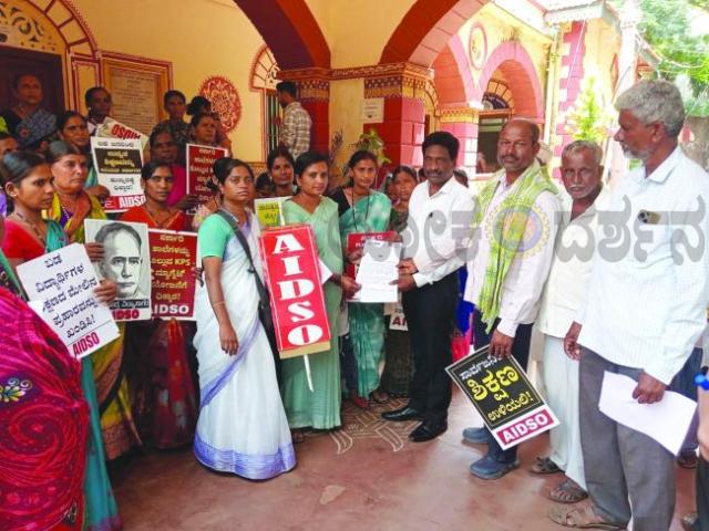 ಕೆಪಿಎಸ್ ಶಾಲೆಗೆ  ಗುಳೇದಕೊಪ್ಪ ಶಾಲೆಯನ್ನು ವೀಲೀನಗೊಳಿಸದಂತೆ  ಆಗ್ರಹಿಸಿ ಕ್ಷೇತ್ರ ಶಿಕ್ಷಣಾಧಿಕಾರಿಗಳು ಹಾಗೂ ಡಿಡಿಪಿಐ ಅಧಿಕಾರಿಗಳಿಗೆ ಮನವಿ