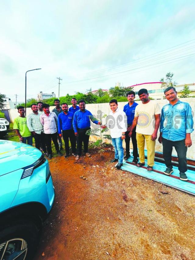 ಕಾರ್ತಿಕ್ ಶಿಗ್ಲಿಮಠ್ ನೇತೃತ್ವದಲ್ಲಿ 222 ಸಸಿಗಳ ವಿತರಣೆ