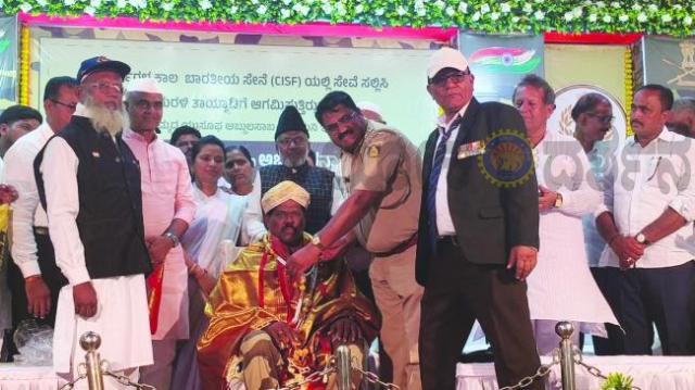ಸಿಐಎಸ್‌ಎಫ್‌ನಲ್ಲಿ ಸೇವೆ ಸಲ್ಲಿಸಿ ಗ್ರಾಮಕ್ಕೆ ಮರಳಿದ ಅಧಿಕಾರಿಗೆ ಸ್ವಾಗತ 