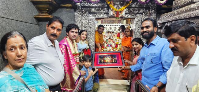 ಕುಟುಂಬ ಸಮೇತ ಯಲ್ಲಮ್ಮನ ದರ್ಶನ ಪಡೆದ ಜಿಲ್ಲಾಧಿಕಾರಿ ಮೊಹ್ಮದ್ ರೋಶನ್