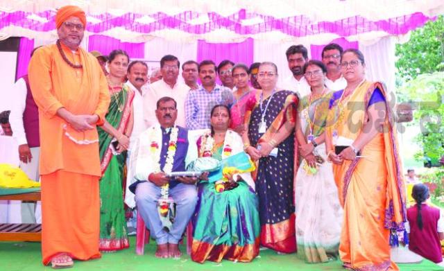 ನಿವೃತ್ತ ಶಿಕ್ಷಕ ಹಂಚಿನಾಳ ಸೇವೆ ಅನನ್ಯ : ಮುರುಘರಾಜೇಂದ್ರ ಸ್ವಾಮೀಜಿ ಶ್ಲಾಘನೆ 