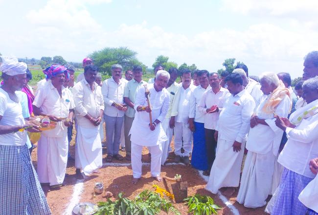 ತಡಸದಲ್ಲಿ ಆರೋಗ್ಯ ಮಂದಿರ ಹಾಗೂ ದೇವಸ್ಥಾನ ಕಟ್ಟಡ ಕಾಮಗಾರಿಗೆ ಚಾಲನೆ    