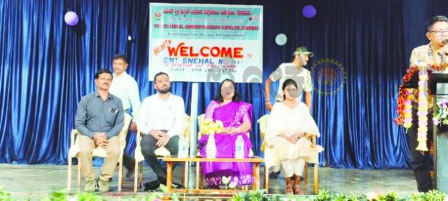 ಧಾರವಾಡ ಜವಾಹರ್ ನವೋದಯ ವಿದ್ಯಾಲಯಕ್ಕೆ ಜಿಲ್ಲಾಧಿಕಾರಿ ಸ್ನೇಹಲ್ ಆರ್‌. ಅವರು ಭೇಟಿ 
