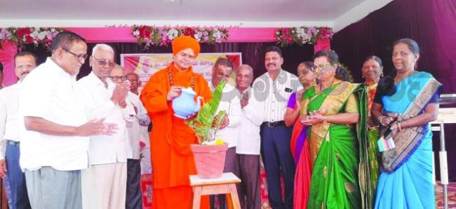 ಸಿದ್ದೇಶ್ವರ ವಿದ್ಯಾಲಯದ ಹಳೇ ವಿದ್ಯಾರ್ಥಿಗಳ ಸ್ನೇಹ ಸಮ್ಮೇಳನ ಗುರುವಂದನೆ ಕಾರ್ಯಕ್ರಮ 