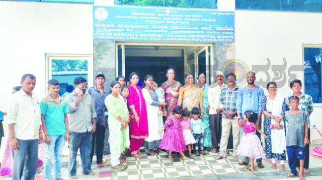 60ನೇ ವಸಂತದ ಸಂಭ್ರಮ: ಮಕ್ಕಳಿಗೆ ಶೈಕ್ಷಣಿಕ ಸಾಮಗ್ರಿ ವಿತರಣೆ 