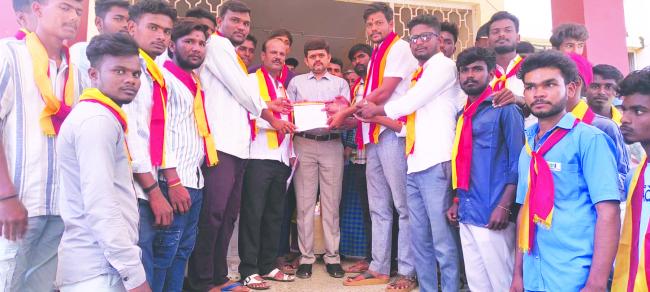 ಸಾರಿಗೆ ಸಮಸ್ಯೆ ಬಗೆಹರಿಯದಿದ್ದರೆ  ರಾಜ್ಯ ಹೆದ್ದಾರಿಯನ್ನು ಬಂದ್ ಮಾಡುತ್ತೇವೆ -  ಕರವೇ ಉಗ್ರ ಎಚ್ಚರಿಕೆ