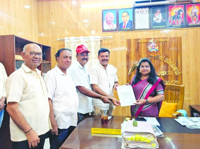 ರಸ್ತೆ ನಿರ್ಮಾಣಕ್ಕೆ ಒತ್ತಾಯಿಸಿ ಗುರು ಮೆಟಗುಡ್ಡ ನೇತೃತ್ವದಲ್ಲಿ ಮನವಿ 