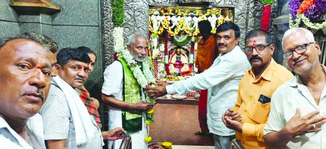 ರೇಣುಕಾ ಯಲ್ಲಮ್ಮ ದೇವಿಯ ದರ್ಶನ ಪಡೆದ ಫಕೀರ ಸಿದ್ದರಾಮ ಮಹಾಸ್ವಾಮಿಗಳು 