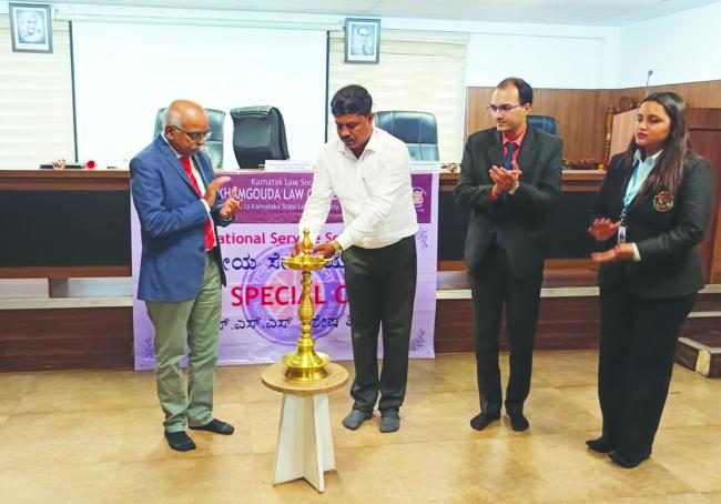 ಮಾರಿಹಾಳ ಗ್ರಾಮದಲ್ಲಿ ಎನ್‌ಎಸ್‌ಎಸ್ ವಿಶೇಷ ಶಿಬಿರ; ಉಚಿತ ನೇತ್ರ ತಪಾಸಣೆಯಿಂದ ಗ್ರಾಮಸ್ಥರಿಗೆ ಪ್ರಯೋಜನ   