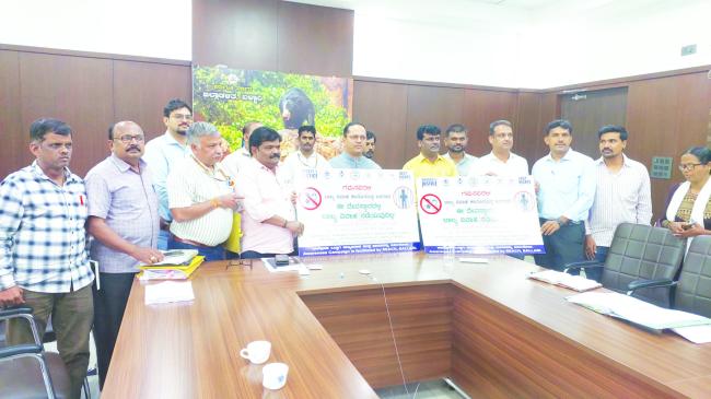 ಬಾಲ್ಯ ವಿವಾಹ ತಡೆಗೆ ಜಾಗೃತಿ ಫಲಕಗಳ ಬಿಡುಗಡೆ: ಜಿಲ್ಲಾಧಿಕಾರಿ ಕೆ.ನಾಗೇಂದ್ರ ಪ್ರಸಾದ್ ಚಾಲನೆ 
