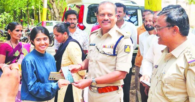 ಸಾರ್ವಜನಿಕರು ಕಳೆದುಕೊಂಡ ಮೊಬೈಲ್ ಪತ್ತಿ ಹಚ್ಚಿ ಮಾಲಿಕರಿಗೆ ಹಸ್ತಾರಿಸಿದ ಡಿವಾಎಸ್ಪಿ ರವಿ ನಾಯಿಕ 